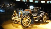 První vůz se jménem Mercedes ve firemním muzeu ve Stuttgartu