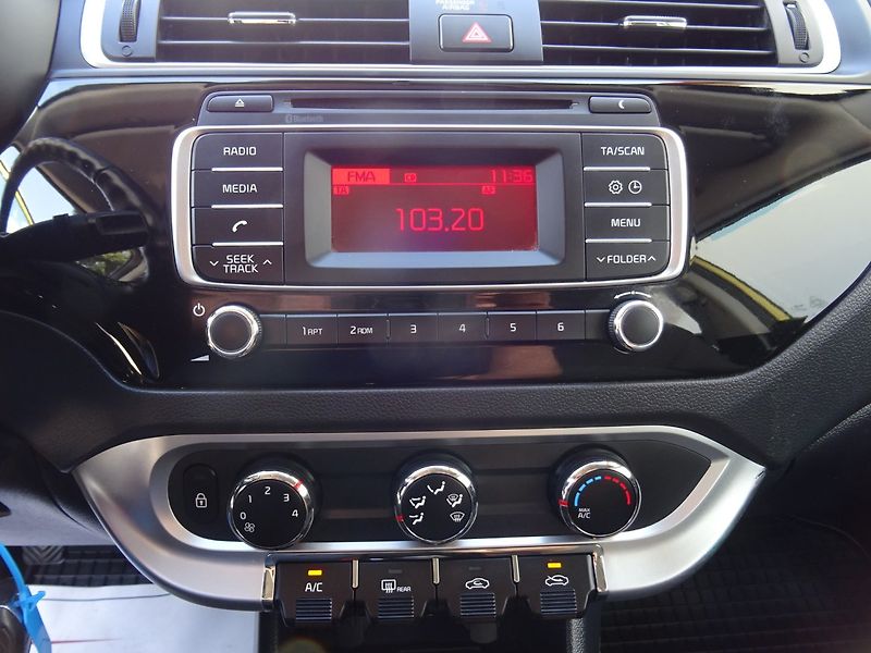 Kia Rio (2017) 1.2i,61kW,1majČR,S.kni,ALU - fotka 13 z 22