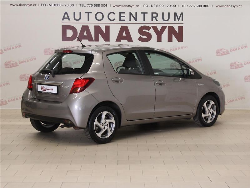Toyota Yaris 1,5 i Hybrid Comfort At. - fotka 4 z 31