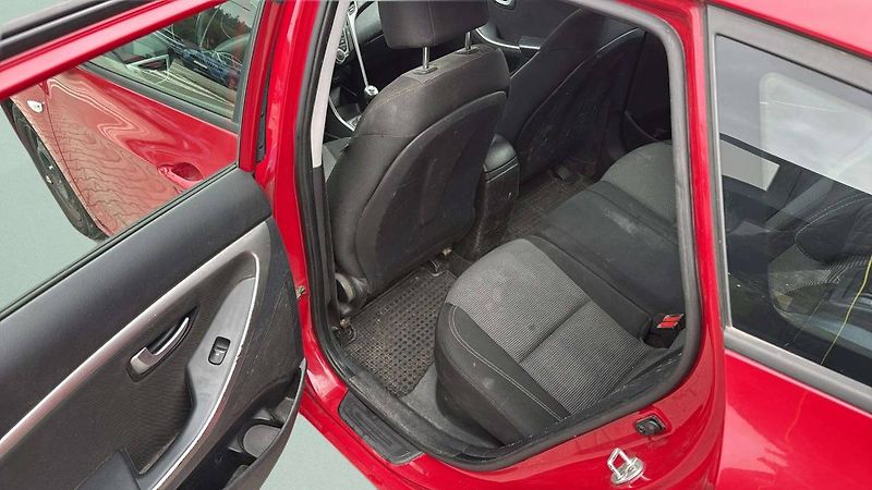 Hyundai i30 Hyudai 1.6i  MT6 (88kW/120k)/6 - fotka 19 z 24