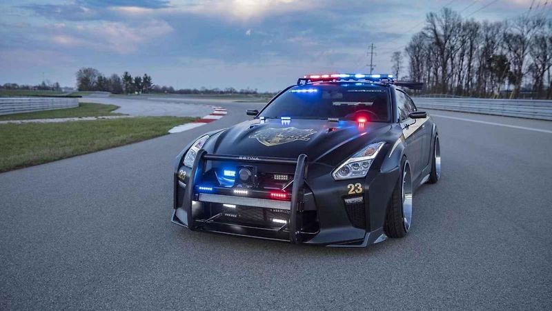 Nissan GT-R upravený podle policejních aut.