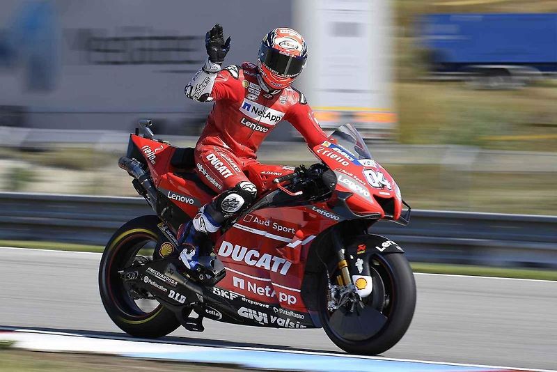 Motocyklová legenda Valentino Rossi při závodě na Masarykově okruhu v roce 2019.