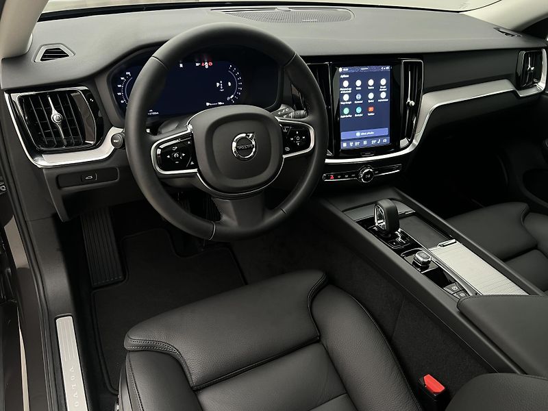 Volvo V60 B4 DARK PLUS AUT - fotka 4 z 45