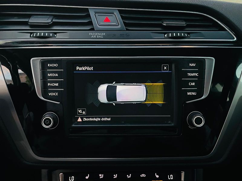 Volkswagen Touran 1.6TDI MAN 7MÍST LED SERVISKA - fotka 36 z 45