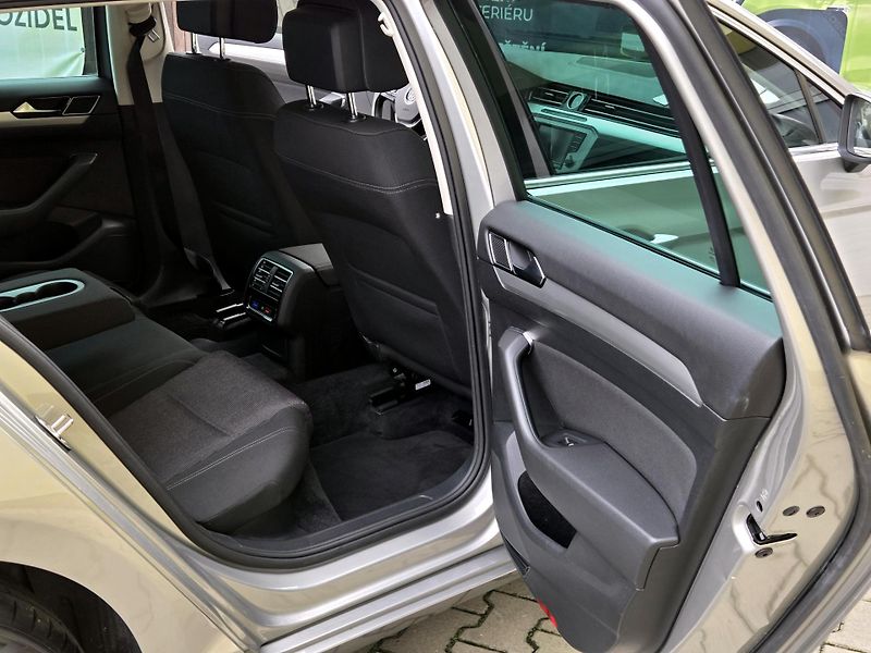 Volkswagen Passat 2.0TDi DSG *SERV.KN.FAKTURY*   - fotka 24 z 49
