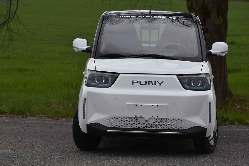 Na venkovských silnicích elektrický Pony stačí tempu okolního provozu