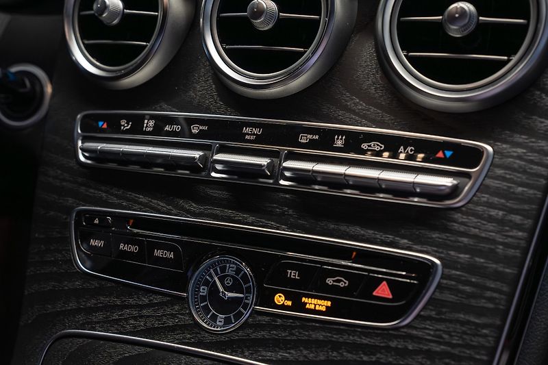 Mercedes-Benz Třídy C C43 AMG BITURBO 4MATIC 270 kW  - fotka 35 z 55