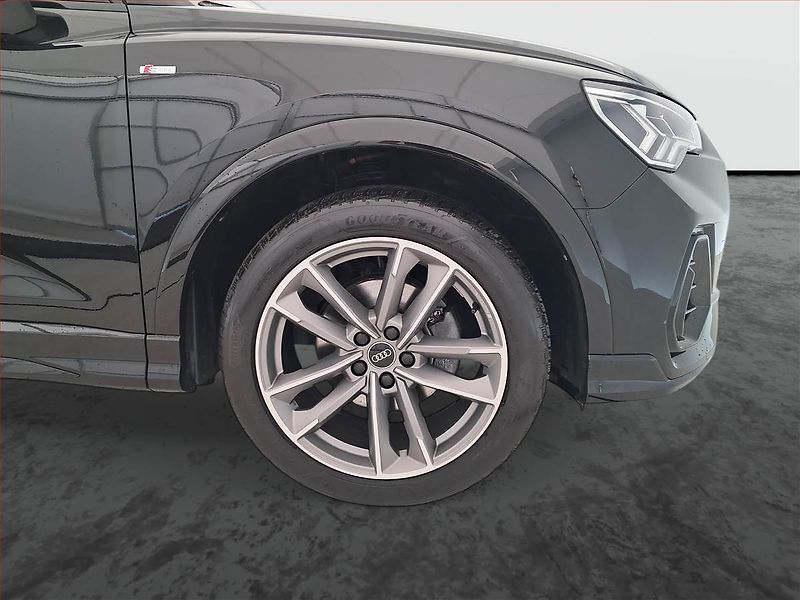 Audi Q3 (2024) S line 35 TFSI - fotka 15 z 19