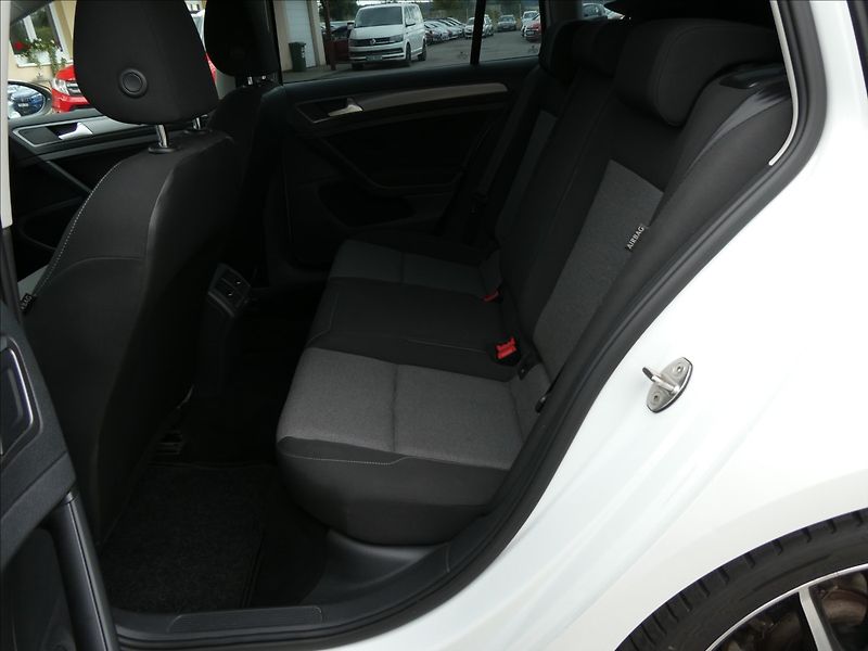 Volkswagen Golf 1,2 TSi 81kW 2x kola, serviska - fotka 20 z 54