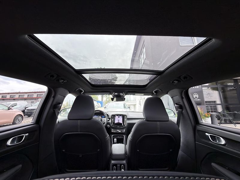 Volvo XC40 B4 FWD // ULTRA // REZERVACE - fotka 15 z 47