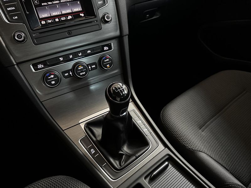 Volkswagen Golf (2013) Variant 1.4 TSI 90 KW  - fotka 13 z 23