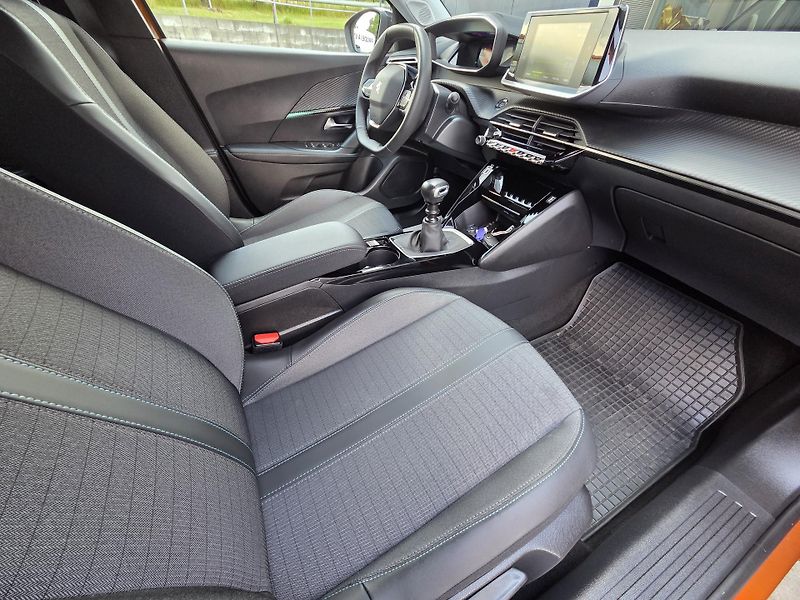 Peugeot 2008 (2022) 1.2 PT 100 ALLURE PACK MAN6 - fotka 12 z 27