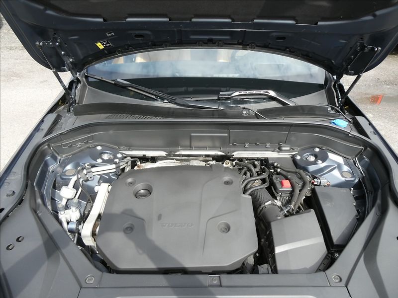 Volvo XC90 2,0 B5 173kW AWD,2x kola,ČR,DP - fotka 42 z 46