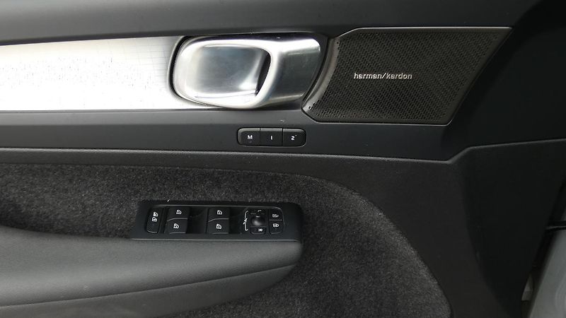 Volvo XC40 B3 PLUS DARK - fotka 9 z 23