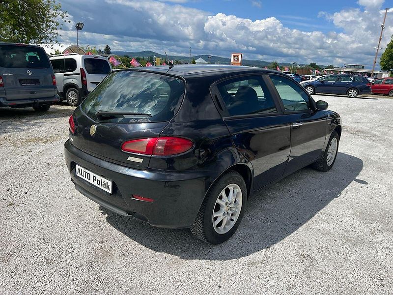 Alfa Romeo 147 1,6 16 V - fotka 11 z 15
