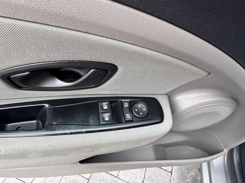 Renault Mégane (2011) 1.6 16V - fotka 22 z 29
