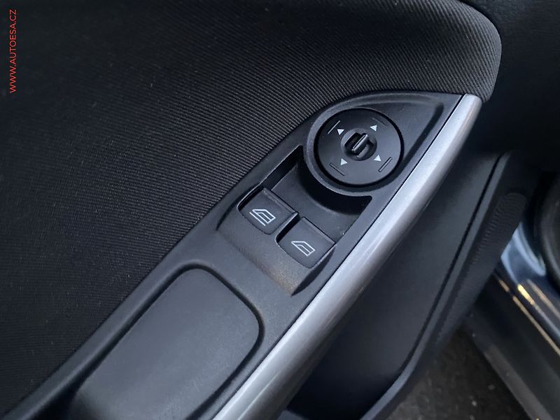 Ford Focus (2014) 1.6 TDCI, AC - fotka 13 z 16