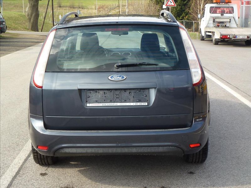 Ford Focus 1,6 16V  Elegance - fotka 6 z 48