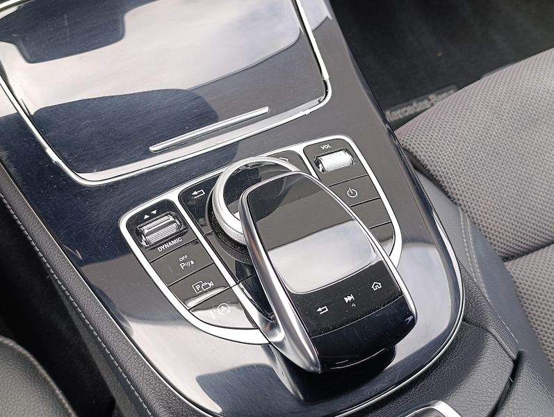 Mercedes-Benz Třídy E 220d 143kW 4MATIC ČR  - fotka 27 z 34