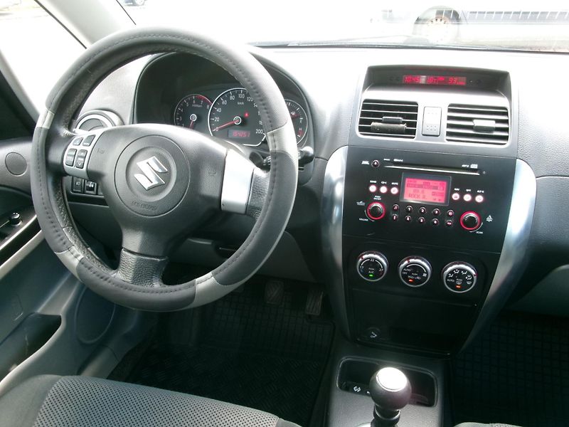 Suzuki SX4 (2007) 1,6i KLIMA VÝHŘEV - fotka 21 z 26