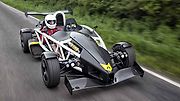 6. – 4. Ariel Atom 3.5R. Z 0 na 100 km/h za 2,5 s. Na úrovni šíleného elektromobilu se drží legendární Atom. Když nacpete dvoulitr o výkonu 355 koní (261 kW) a točivém momentu 330 Nm do trubkového rámu o hmotnosti 550 kg, začnou se dít věci.