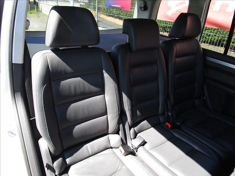 Volkswagen Touran 2.0TDi DSG Highline, 7 míst - fotka 26 z 49