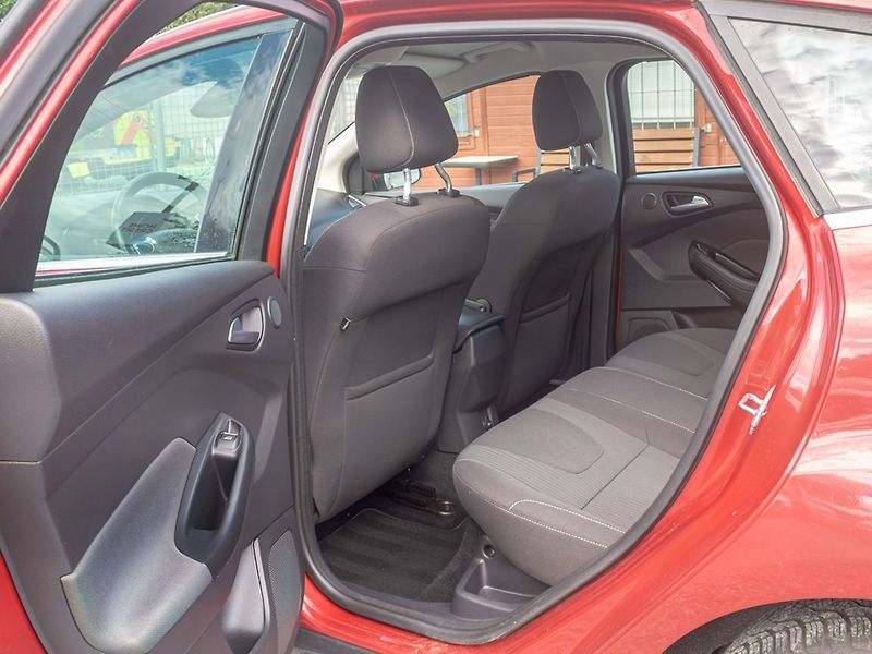 Ford Focus (2012) 1.6i 16V 110KW – VÝBAVA! - fotka 37 z 46