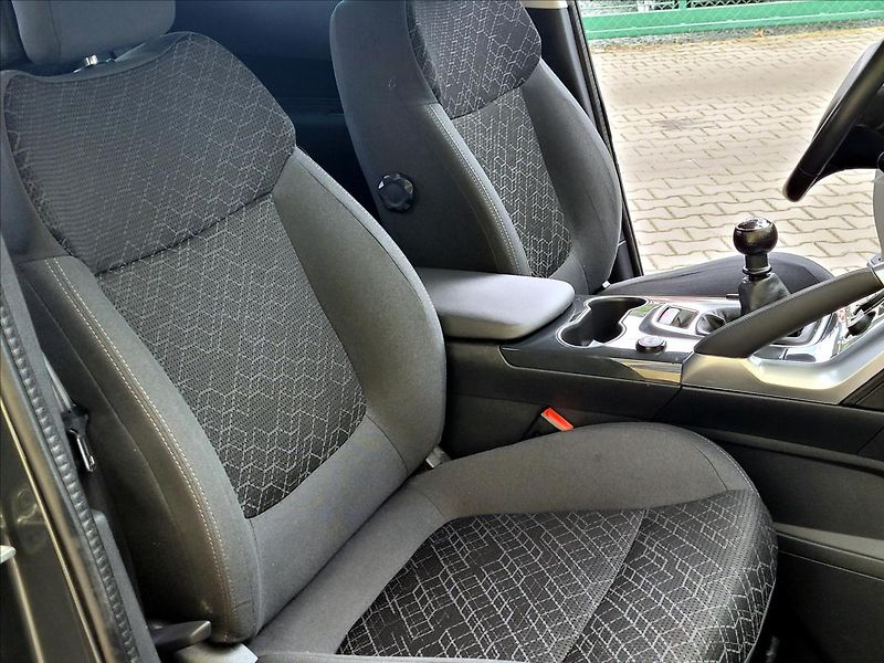 Peugeot 3008 1,6 b-HDi NAVi*SERV.KNÍŽKA* - fotka 25 z 43