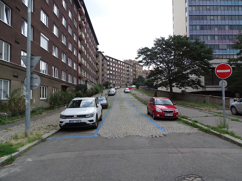 Mýto v širším centru Prahy je zatím záměrem, konkrétní ceník ani datum spuštění nejsou schválené. Archivní ilustrační snímek Karmelitské ulice.