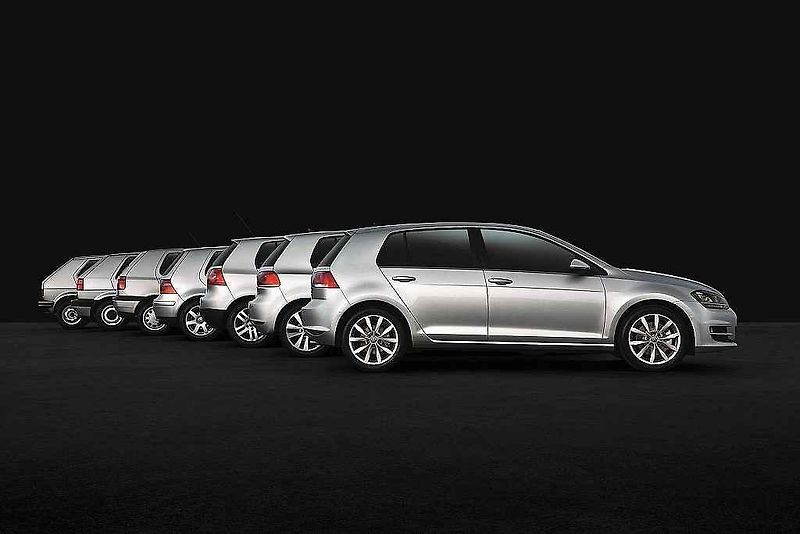První a sedmá generace Volkswagenu Golf GTI.