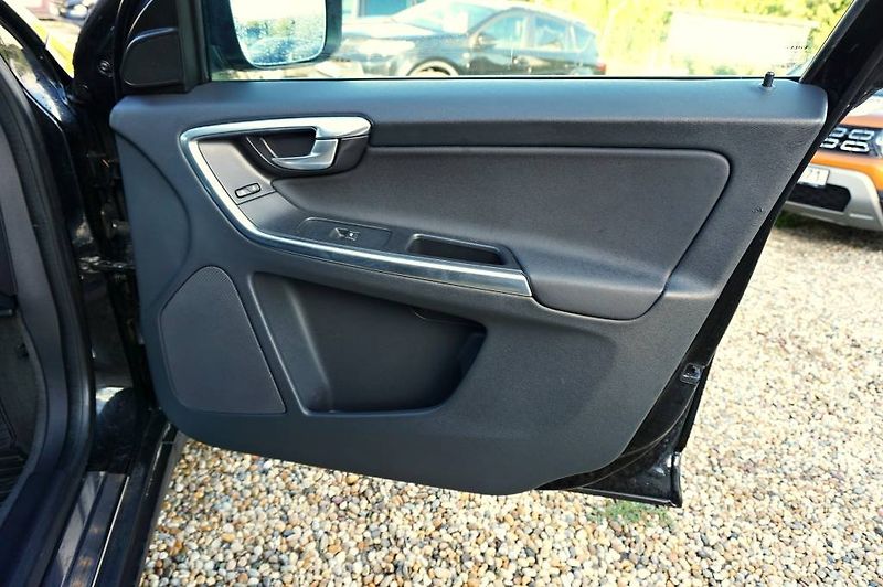 Volvo XC60 (2012) 2,0 D3 120 kW - fotka 13 z 35