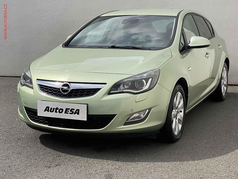 Opel Astra (2011) 1.6i, AC, xenon, navi - fotka 3 z 19