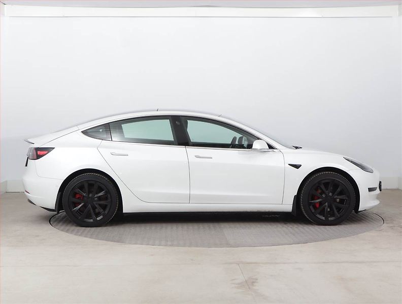 Tesla Model 3 (2019) Std Range Plus 52kWh, SoH 83% - fotka 6 z 22