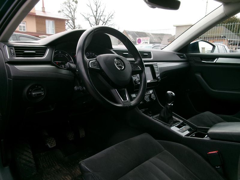 Škoda Superb (2015) 2,0TDI NAVI ACC 4x4 - fotka 32 z 36