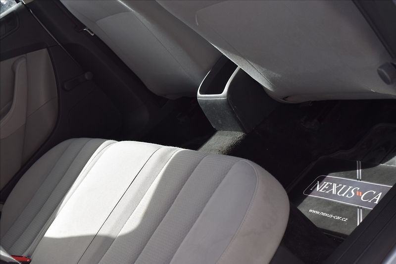 Volkswagen Passat 1,6 i 75KW PO SERVISE - fotka 39 z 41