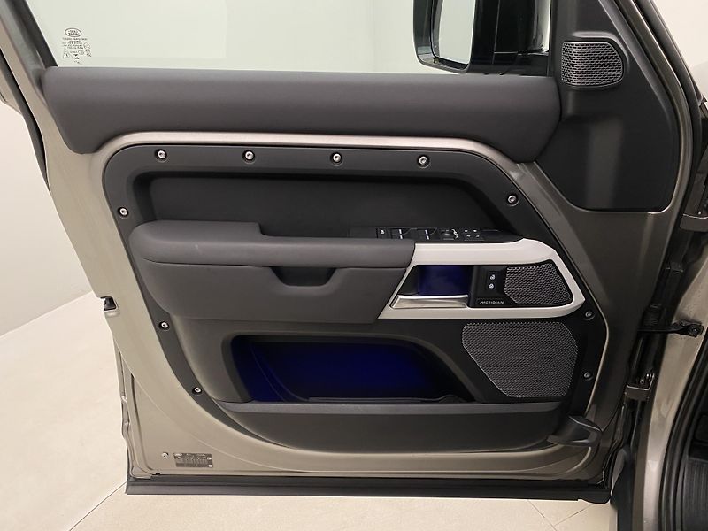 Land Rover Defender 110 D300 SE AWD AUT CZ - fotka 7 z 52