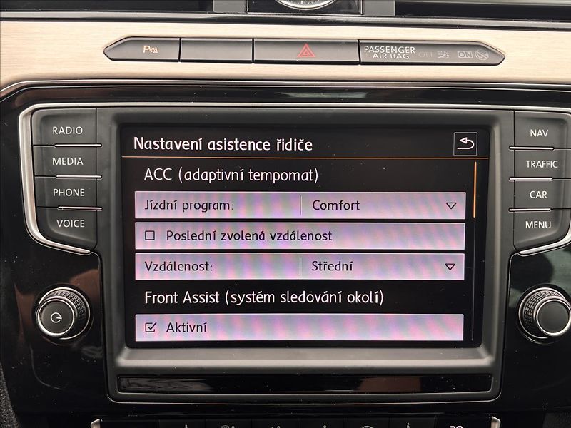 Volkswagen Passat 2,0 TDI 110kW BMT Highline - fotka 30 z 33