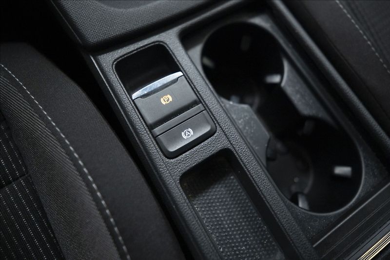 Škoda Octavia 2,0 TDI DSG VÝHŘEV 1. MAJ ČR - fotka 23 z 38