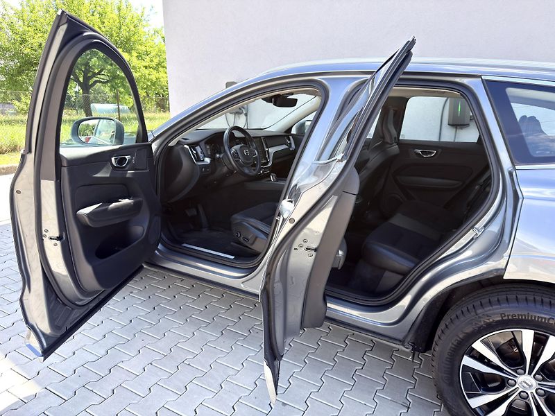 Volvo XC60 B4 AWD (nafta) // REZERVACE - fotka 10 z 47