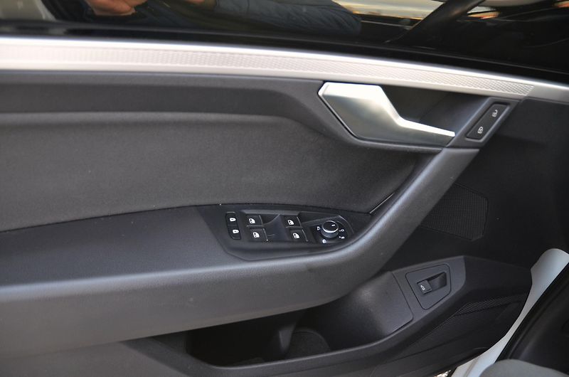 Volkswagen Touareg (2020) 3.0 TDi 200kW 4x4 / ČR / TAŽNÉ - fotka 27 z 44