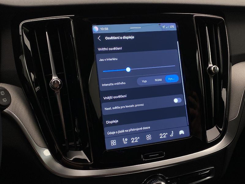 Volvo V60 B4 DARK PLUS AUT CZ - fotka 46 z 50