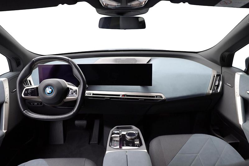 BMW iX xDrive40 - fotka 11 z 17