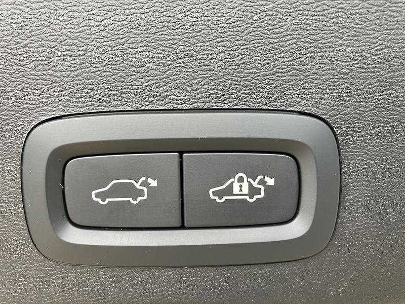 Volvo XC40 B3 FWD Plus Dark AT7 - fotka 10 z 39