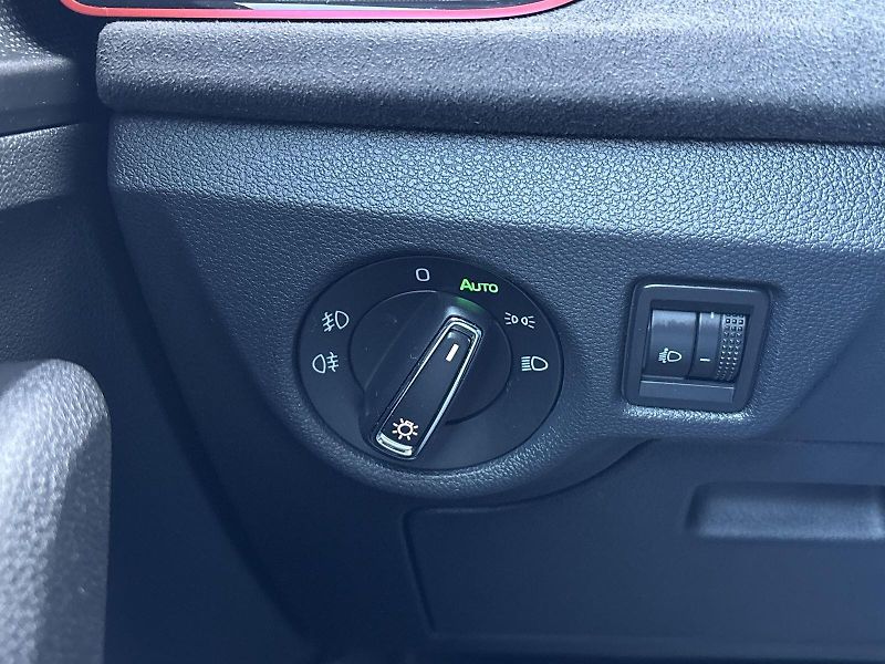 Škoda Kamiq (2024) 1.0 TSI DSG Drive - fotka 17 z 32