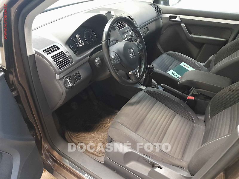 Volkswagen Touran (2014) 2.0TDi, AC, park.čidla - fotka 3 z 3