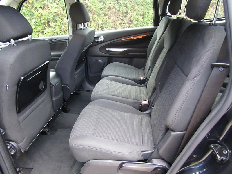 Ford Galaxy (2011) 2.0 TDCi 103kW 7MÍST - fotka 21 z 38