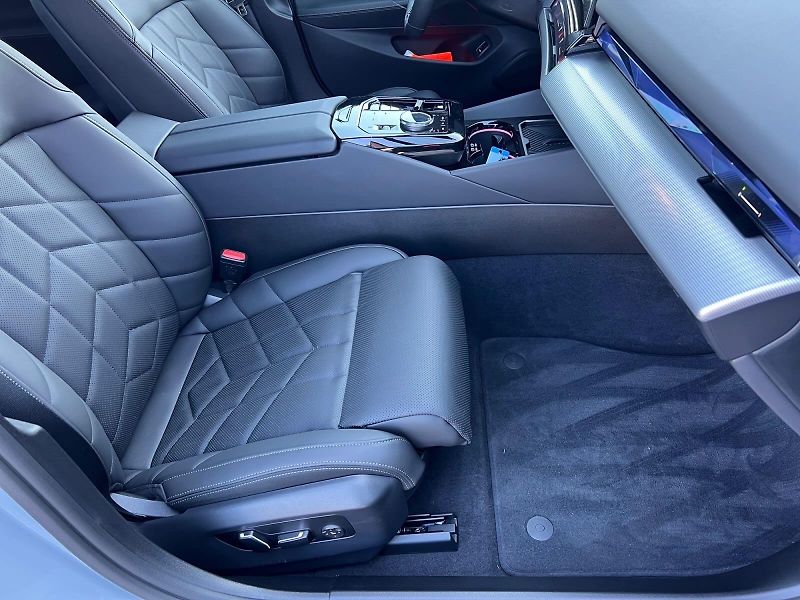 BMW Řada 5 (2024) 550e xDrive 360kW V6 M SPORT - fotka 14 z 21
