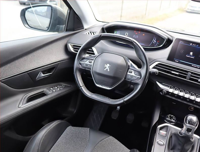 Peugeot 3008 (2019) Allure 1.2 PureTech - fotka 7 z 16