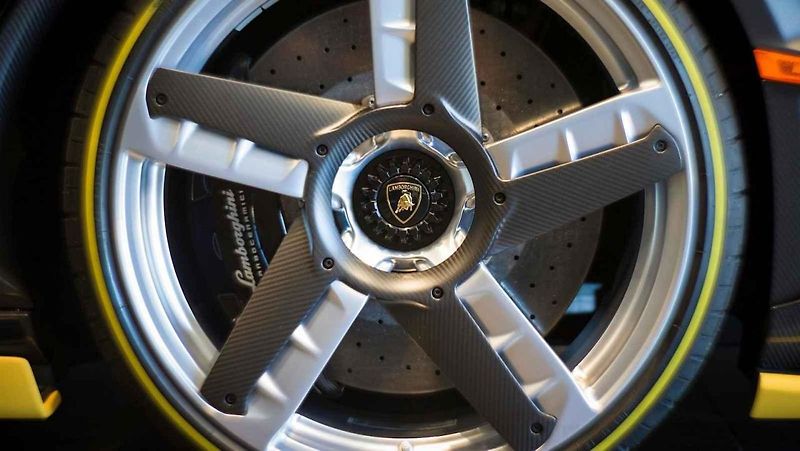 Rozbalování vzácného supersportu Lamborghini Centenario Roadster.