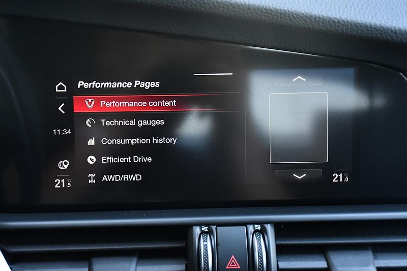 Alfa Romeo Giulia 2,0 VELOCE 16V 206kW AT8-Q4 - fotka 43 z 54